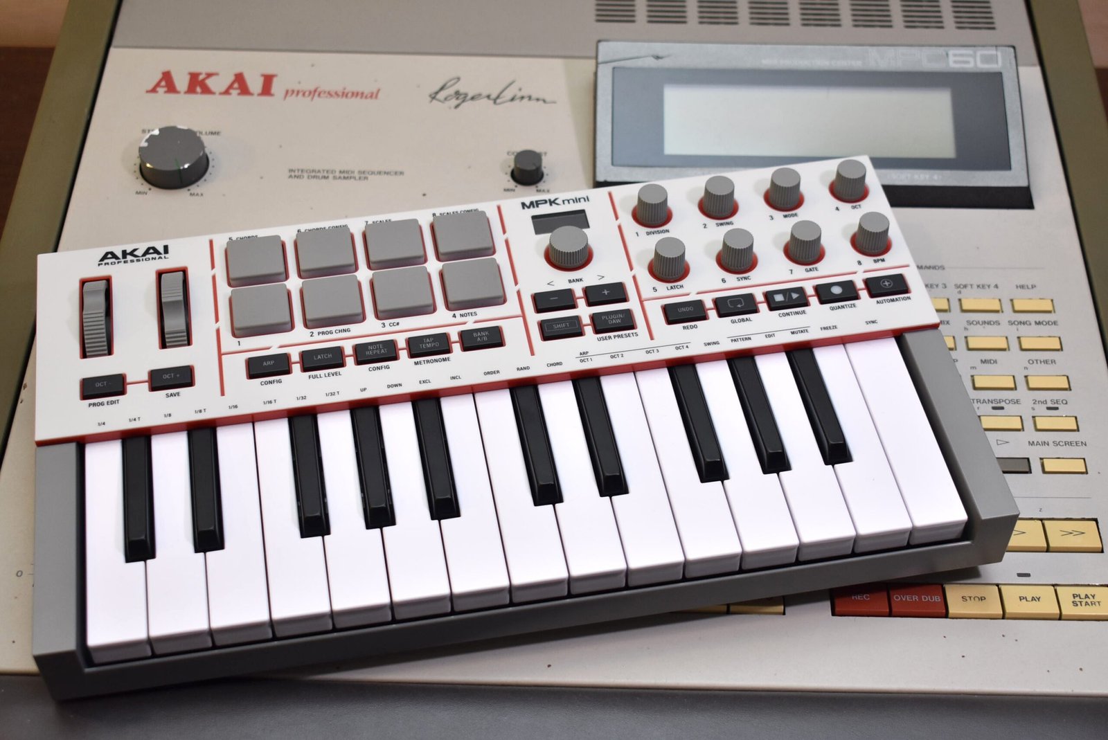 定番ミニキーボードの最新作MPK Mini IVが誕生。新音源Studio