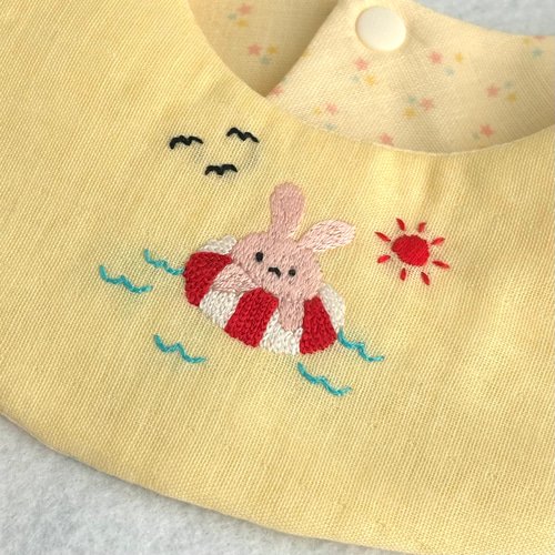 ハンドメイド刺繍スタイ】浮き輪ぷかぷかうさぎさん刺繍スタイ