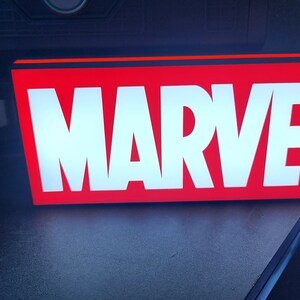 マーベルロゴ LED ライトボックス | 3D プリントの男の隠れ家