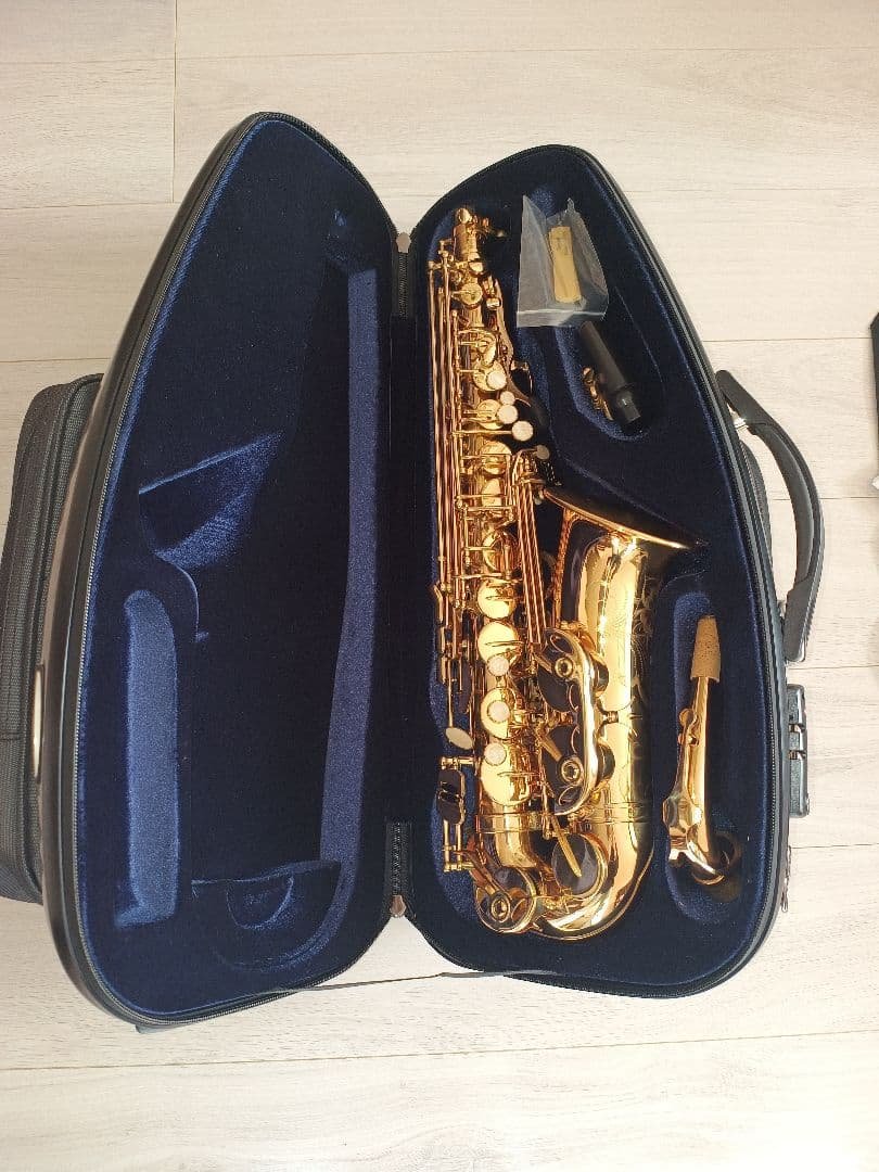 アルトサックス ゴールド本体とケースと多数付属品　展示品　美品 アルトサックス 初心者セット E Saxophone ゴールドラッカー ケース