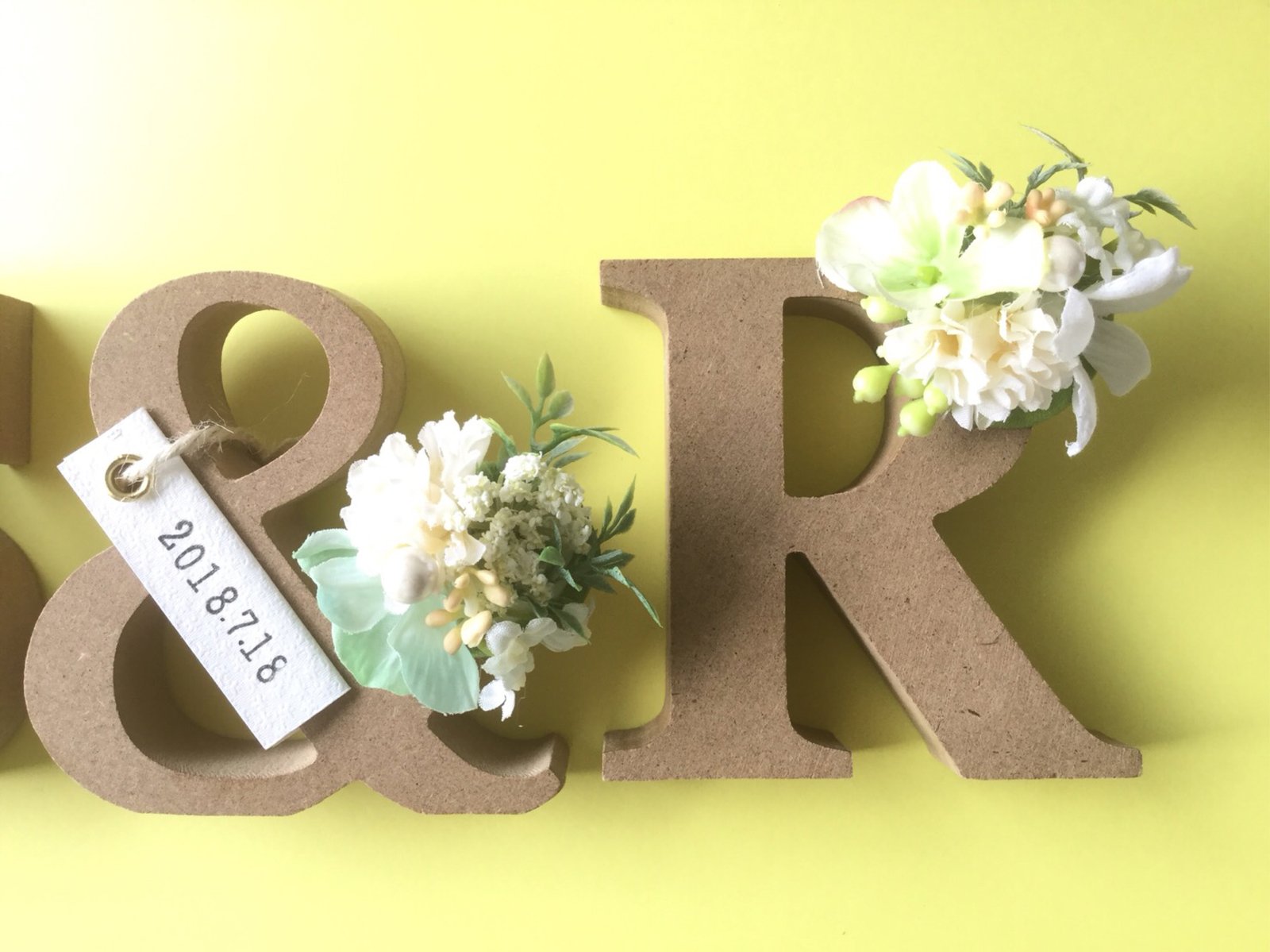 イニシャルオブジェ日付入りフラワー（ナチュラル） - SMILE©️RAFT